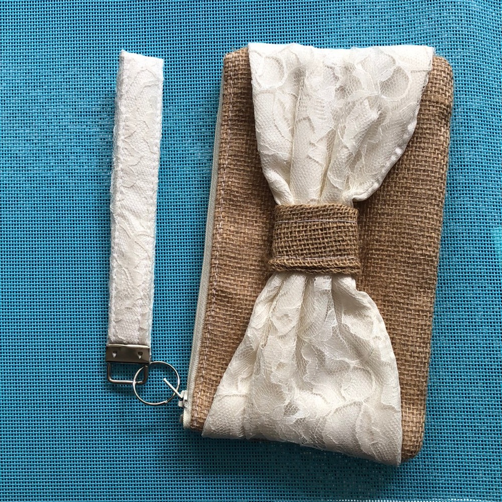 Burlap and lace wristlet zipper closure